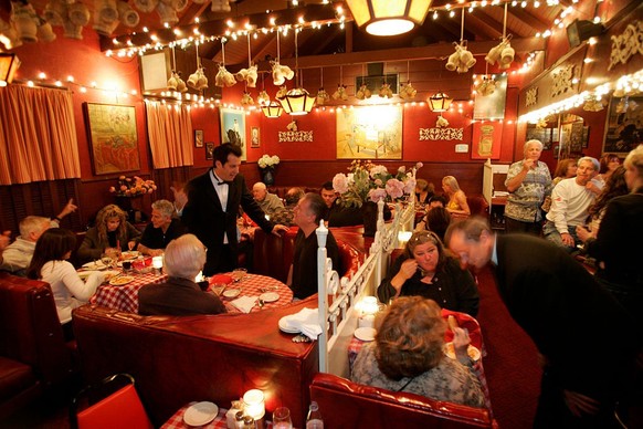 Craig Susser 41, left in black, has been greeting patrons at Dan Tana's for 20 year. (Photo by Stephen Osman/Los Angeles Times via Getty Images)