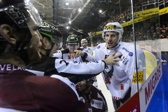 Discussion entre le joueur genevois Jim Slater, gauche, et le joueur fribourgeois Christopher Rivera, droite, lors du 3eme match des quarts de finale de play off du championnat suisse de hockey sur gl ...