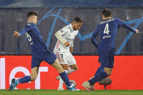 epa09164264 Real Madrid&#039;s Eden Hazard (C) in action against Chelsea&#039;s Kai Havertz (L) and Andreas Christensen (R) during the UEFA Champions League semifinal first leg soccer match between Re ...