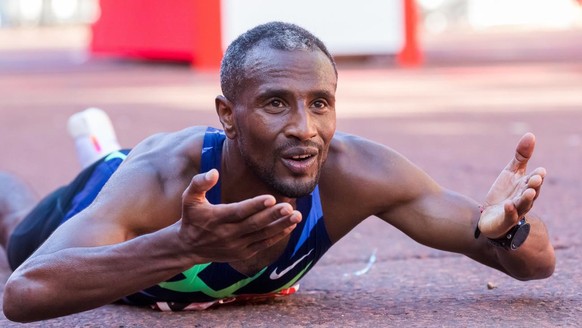 epa09503284 Ethiopia&#039;s Sisay Lemma celebrates winning the elite men&#039;s race at the 2021 London Marathon in London, Britain, 03 October 2021. EPA/VICKIE FLORES