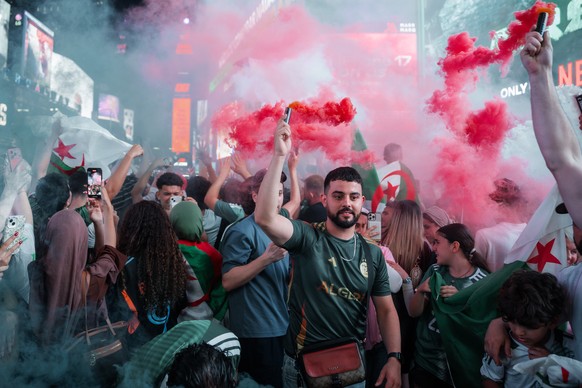 epaselect epa13040310 Algerian soccer fans set off flares as hundreds of soccer fans flood Times Square, in New York, New York, USA, 15 June 2026. EPA/Olga Fedorova