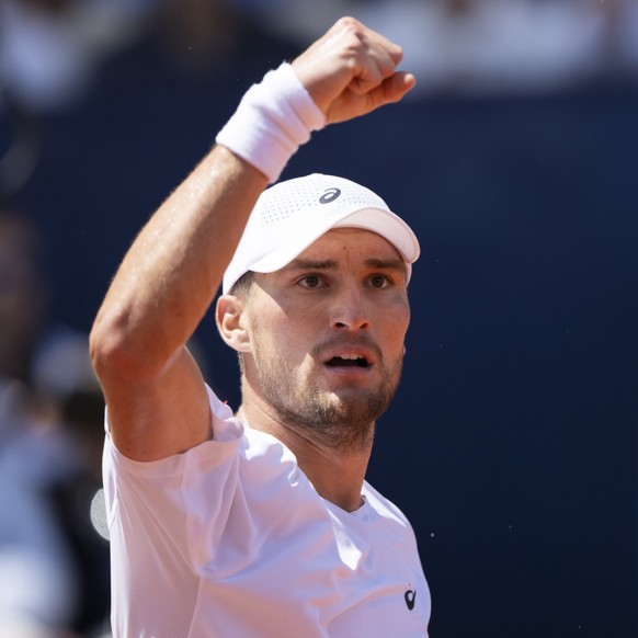 Raphaël Collignon peut lever le poing. Il jouera la finale du Swiss Open.