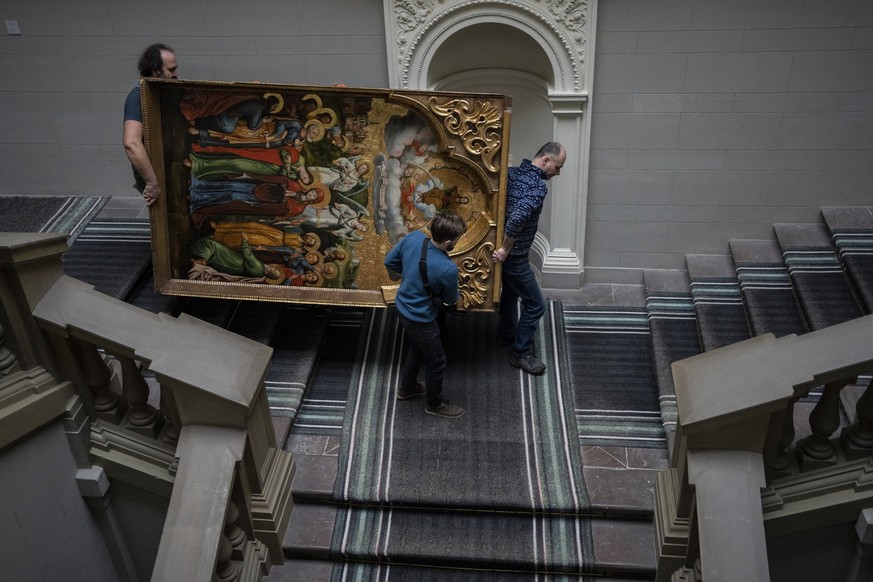 Les employés d&#039;un musée de Lviv mettent les oeuvres d&#039;art à l&#039;abri.
