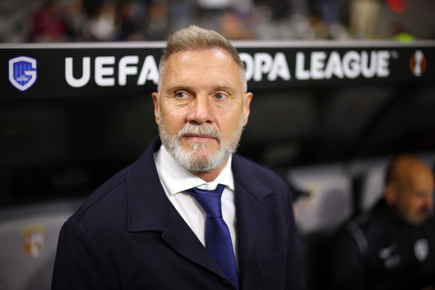 Genk&#039;s head coach Thorsten Fink stands by the bench before the Europa League opening phase soccer match between SC Braga and KRC Genk in Braga, Portugal, Thursday, Nov. 6, 2025. (AP Photo/Luis Vi ...
