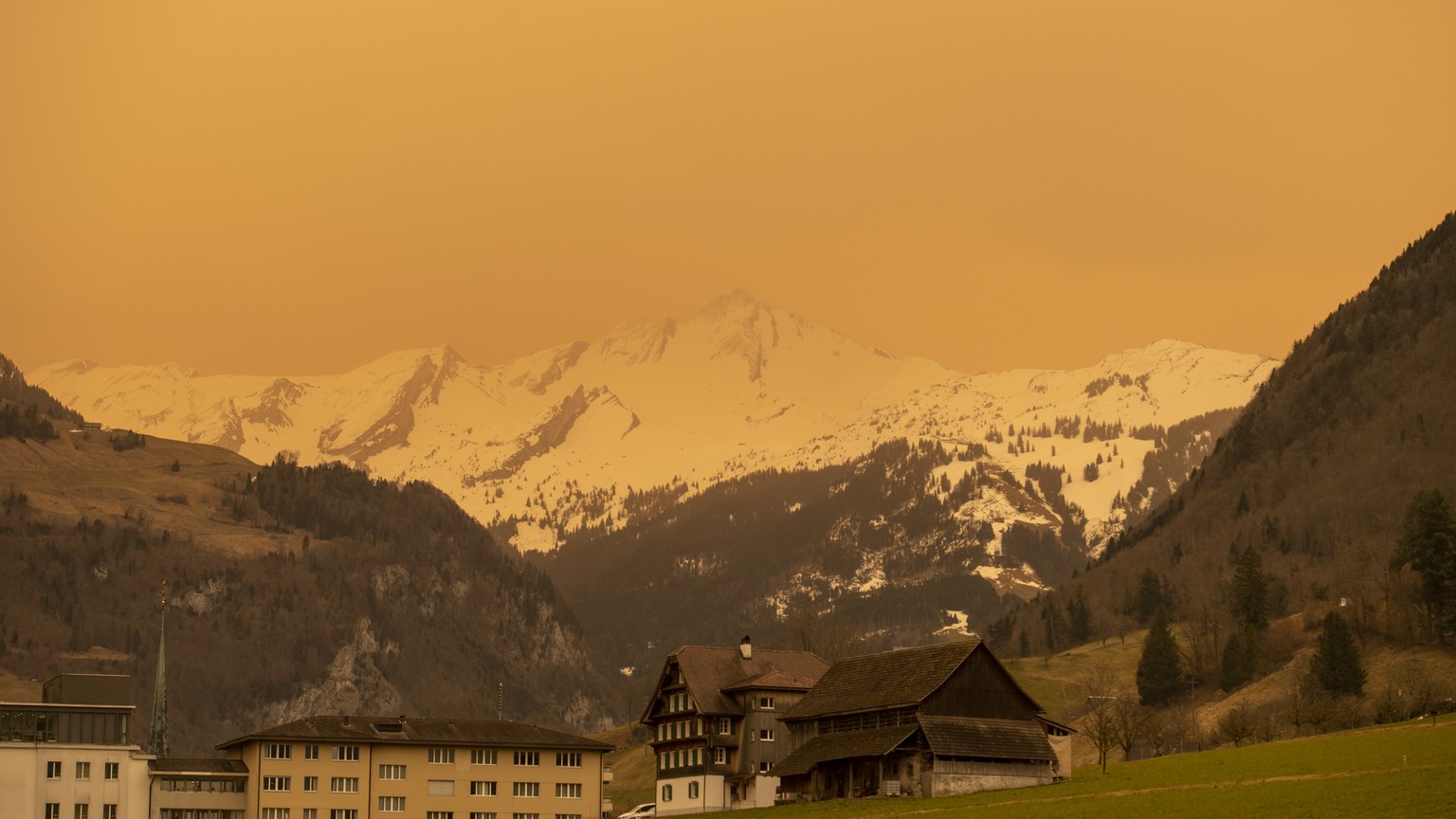 Sahara dust drifts over central Switzerland near Mount Brisen and the village of Stans in the canton of Nidwalden, Switzerland, on Tuesday, March 15, 2022. (KEYSTONE/Urs Flueeler)

Saharastaub zieht u ...