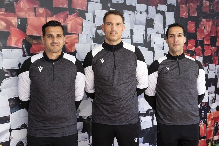 Schiedsrichter Fedayi San, Schiedsrichter Sandro Schaerer, und Schiedsrichterassistent Stephane de Almeida, von links, posieren fur den Fotografen, beim Media Day der Schiedsrichter, am Sitz des Schwe ...