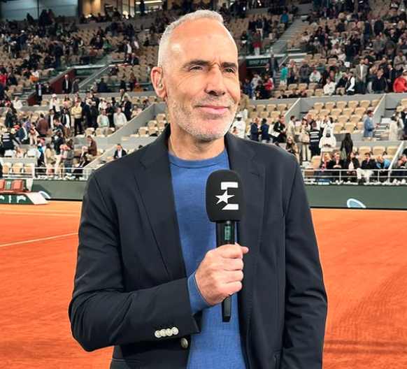 Comme ses collègues, Alex Corretja est très à l'aise dans son rôle d'intervieweur.