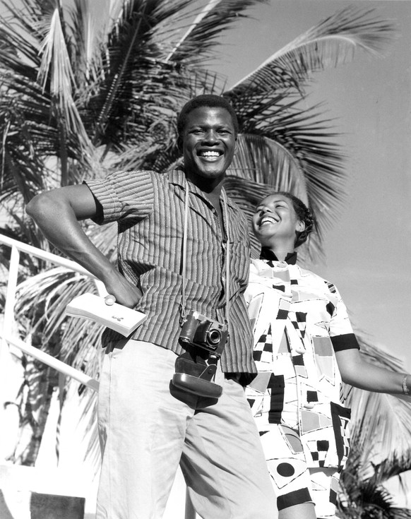 VIRGIN ISLAND, aka OUR VIRGIN ISLAND, Sidney Poitier, with first wife, Juanita Hardy, in the West Indies, during a break from the Caribbean location filming, 1958. Courtesy Everett Collection ACHTUNG ...