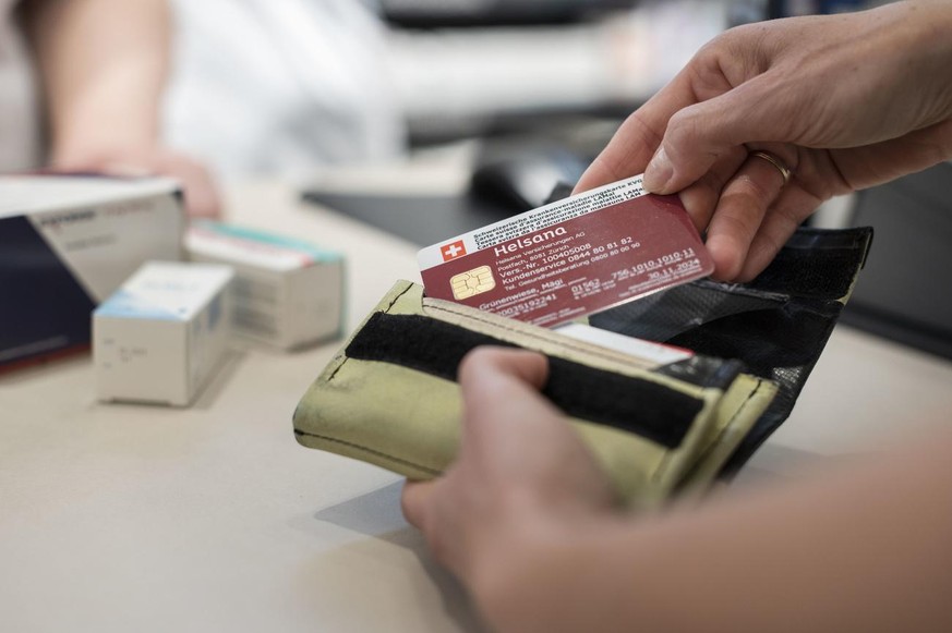 [Symbolic Image / Staged Image] A Helsana Insurances health insurance card is used at the checkout of a pharmacy in Zurich, Switzerland, on October 28, 2019. (KEYSTONE/Christian Beutler)

[Symbolbild  ...