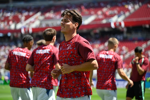 Switzerland's Ardon Jashari, takes part in the warm up ahead of the World Cup Group B soccer match between Qatar and Switzerland in Santa Clara, Calif., near San Francisco, Saturday, June 13, 202 ...