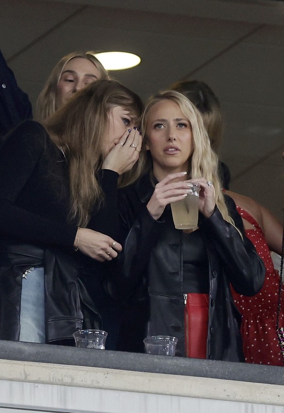 EAST RUTHERFORD, NEW JERSEY - OCTOBER 01: (NEW YORK DAILIES OUT) (L-R) Singer Taylor Swift, Brittany Mahomes, actress Blake Lively and actor Ryan Reynolds attend a game between the New York Jets and t ...