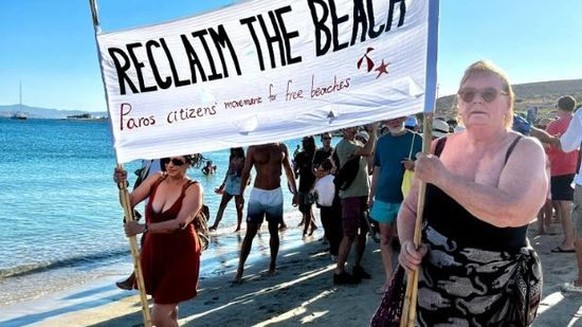 Des activistes du mouvement &quot;Save Paros Beaches&quot; manifestent sur une plage de Paros (Grèce) contre &quot;l&#039;occupation&quot; par des entreprises illégales de lits de bronzage. Ils argume ...