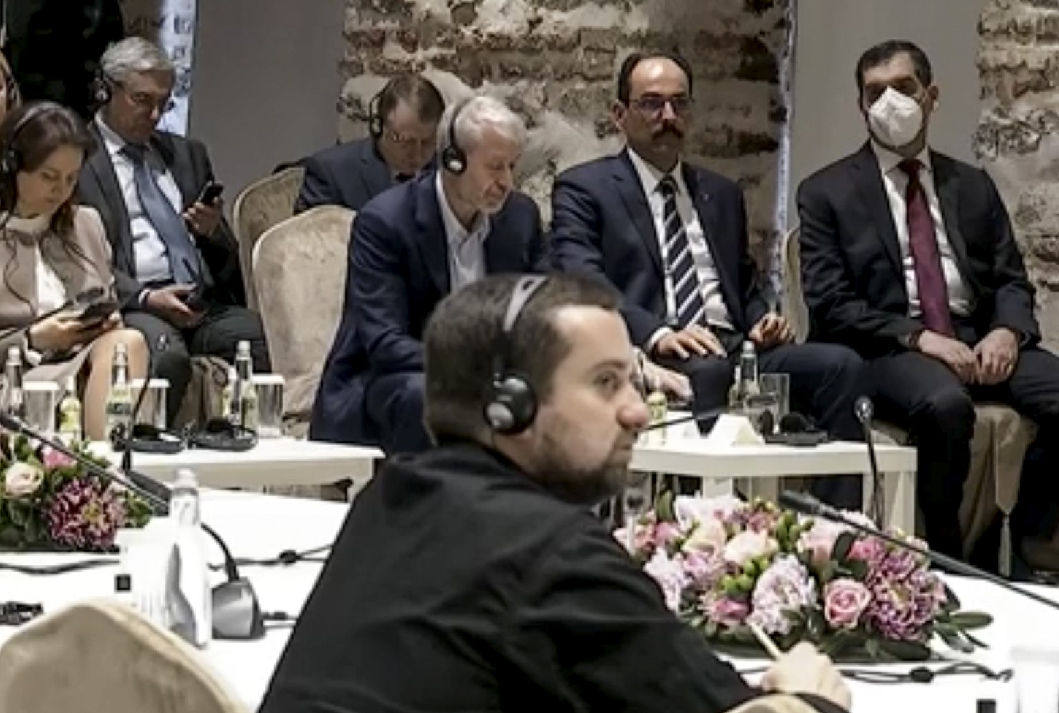 Roman Abramovitch (cheveux blancs, au centre de l'image au fond) suit les négociations à Istanbul.