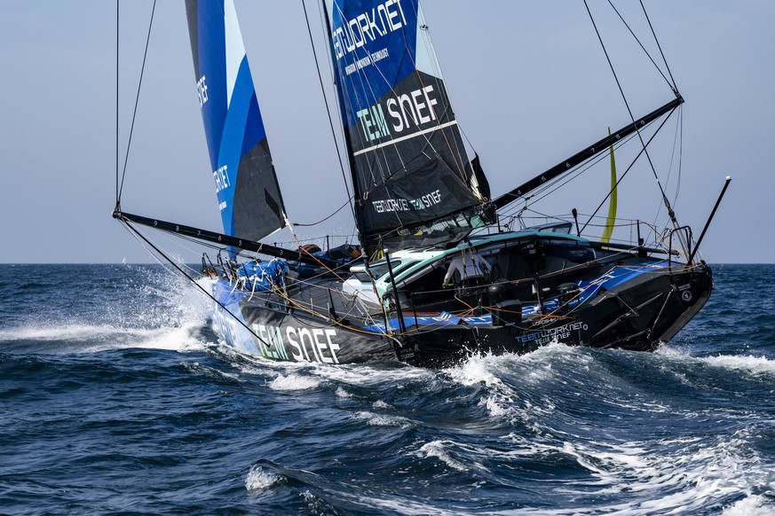 La navigatrice suisse Justine Mettraux navigue a bord de son son IMOCA Teamwork-Team Snef lors d&#039;un entrainement pour le prochain Vendee Globe le jeudi 1 aout 2024 au large de Lorient en France.  ...