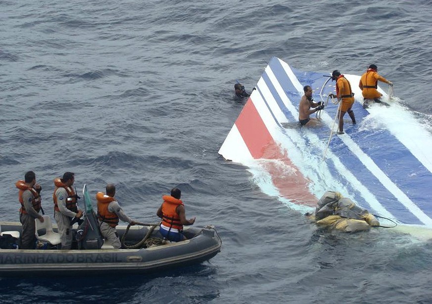 FILE - This Monday, June 8, 2009 file photo released by Brazil&#039;s Air Force shows Brazil&#039;s Navy sailors recovering debris from the missing Air France jet at the Atlantic Ocean. Officials say  ...