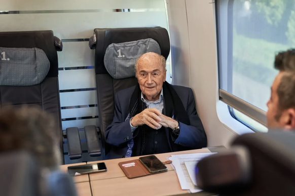 Sepp Blatter dans le train qui le mène aux Grisons, pendant l'interview.
