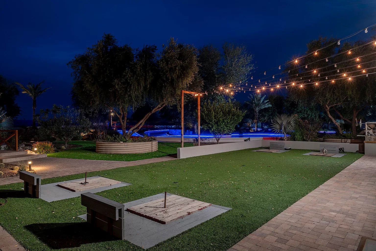 Crazy Villa in Gilbert Arizonafür 20 millionen dollar https://www.zillow.com/homedetails/21423-S-147th-St-Gilbert-AZ-85298/59261224_zpid/