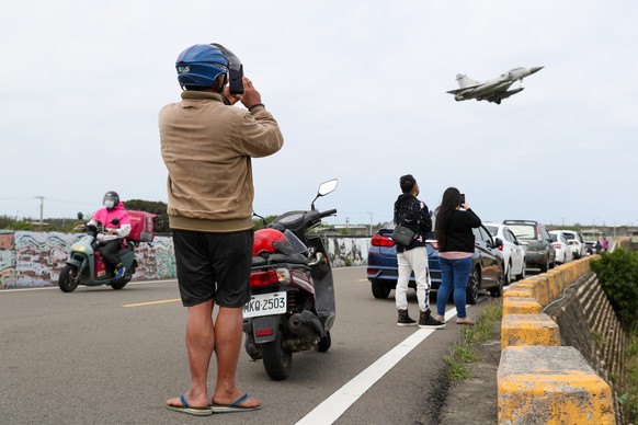 epaselect epa10565838 A Taiwan Air Force Mirage 2000 fighter jet makes an approach for landing inside the airbase in Hsinchu, Taiwan, 09 April 2023. China announced three days of military drills aroun ...