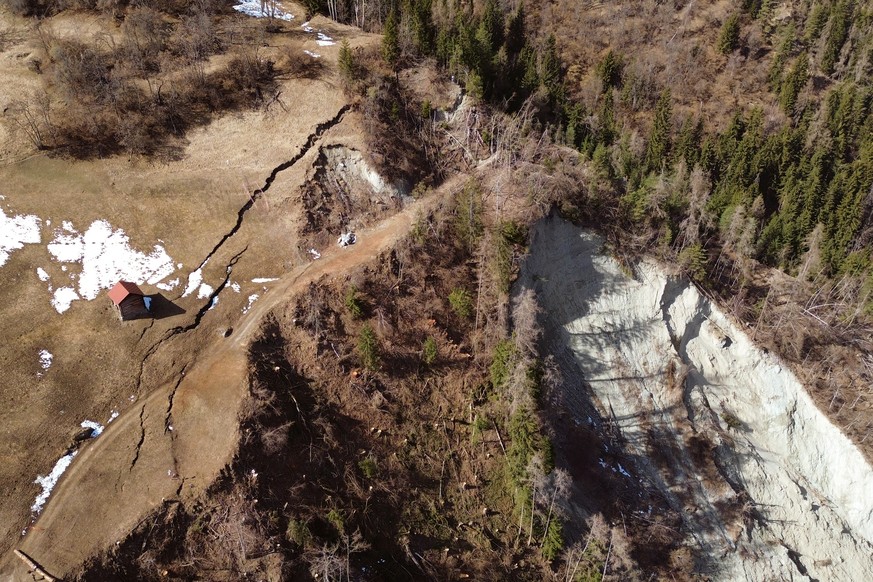 KEYPIX - La faille des Fios photographiee ce lundi 9 mars 2026 dans le val d'Anniviers au dessus de Chippis. La fissure atteint desormais 300 metres de long et s'elargit de 2 a 4 millimetres ...