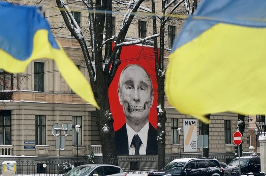 Riga, Lettonie, 14 décembre 2022 : Banderole rouge au crâne de Poutine accrochée au musée d&#039;histoire de la médecine devant l&#039;ambassade de Russie
