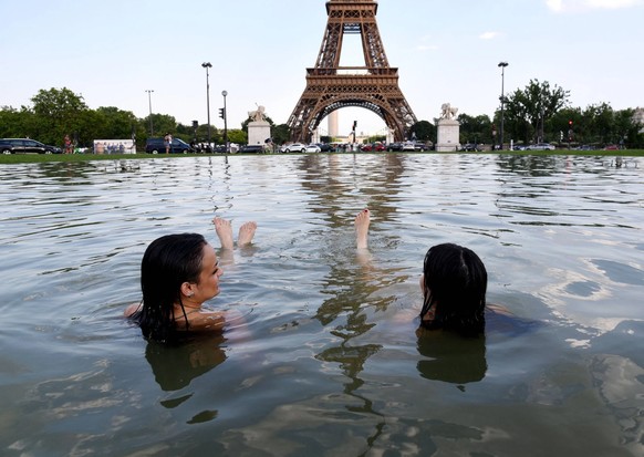 Un point de rafraîchissement au pied de la Tour Eiffel.