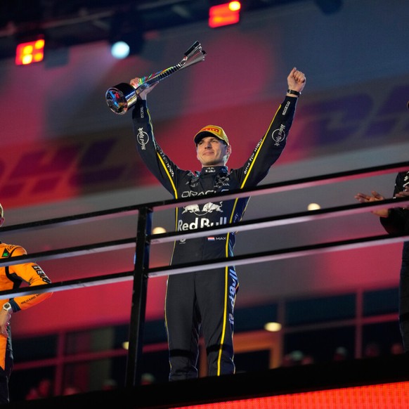 Verstappen (au centre) a signé sa 69e victoire en F1 samedi à Las Vegas