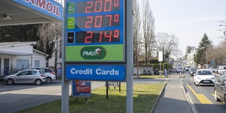 Baisser les taxes pour payer moins cher l'essence? Les Suisses sont pour