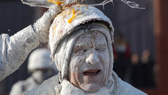 epaselect epa09658724 People enjoy the traditional winter event &#039;Els Enfarinats&#039; in Ibi, Valencia, Spain, 28 December 2021. The &#039;weapons&#039; allowed during this fun battle play are fl ...