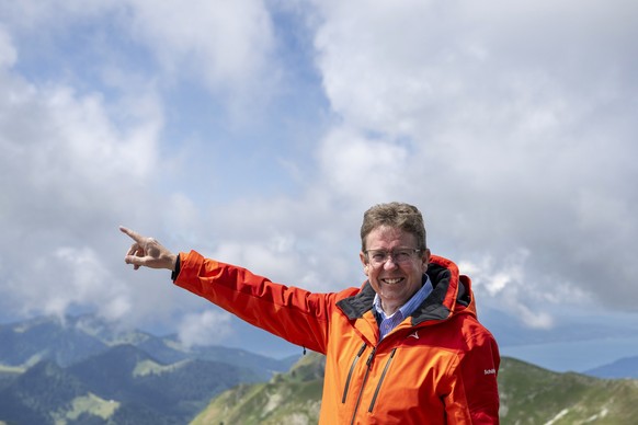 Bundesrat Albert Roesti posiert bei einem Sommergespraech, am Dienstag 8. Juli 2025, auf dem Le Moleson. (KEYSTONE/Peter Schneider)