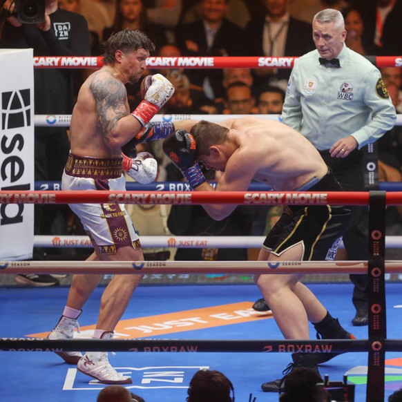 Oleksandr Usyk (à gauche) a souffert pour prendre la mesure de Rico Verhoeven