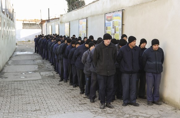 Des prisonniers de guerre russes détenus près de Lviv, dans l'ouest de l'Ukraine.