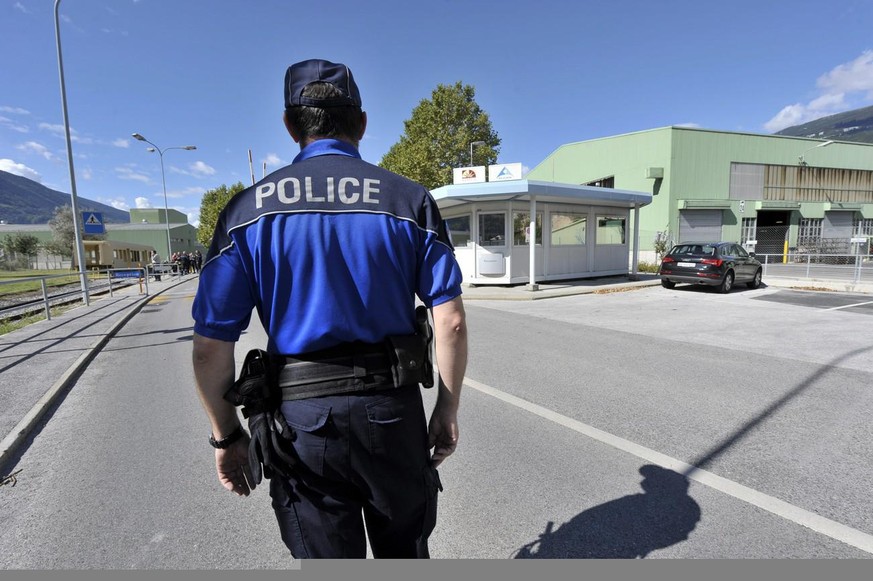 Une alerte a la bombe a l&#039;Usine Novelis &amp; Alcan de Sierre a conduit a l&#039;evacuation de tout le complexe ce lundi 13 septembre 2010. Les employes ont ete renvoyes a la maison, le site est  ...