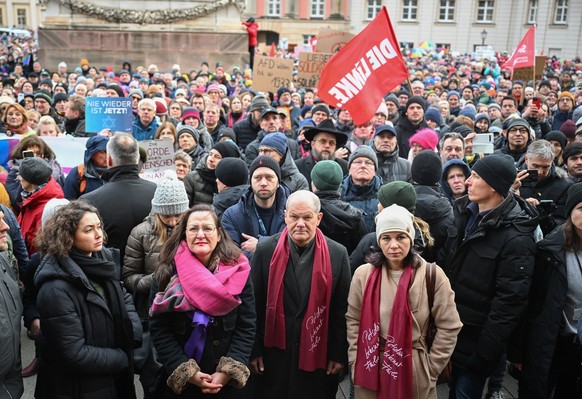 14.01.2024, Brandenburg, Potsdam: Bundeskanzler Olaf Scholz (SPD) und Annalena Baerbock (B�ndnis 90/Die Gr�nen), Au�enministerin, stehen w�hrend der Demonstrationen �Potsdam wehrt sich� auf dem Alten  ...