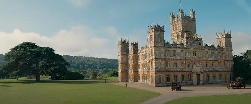 On retrouve avec plaisir l'incroyable décor de Downton Abbey, le Château de Highclere dans la vraie vie.