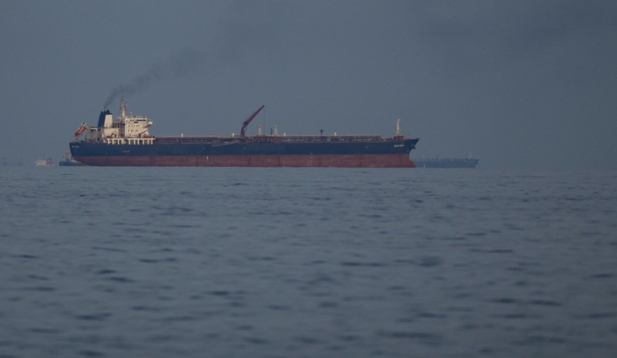 Des navires circulent dans le détroit d'Ormuz