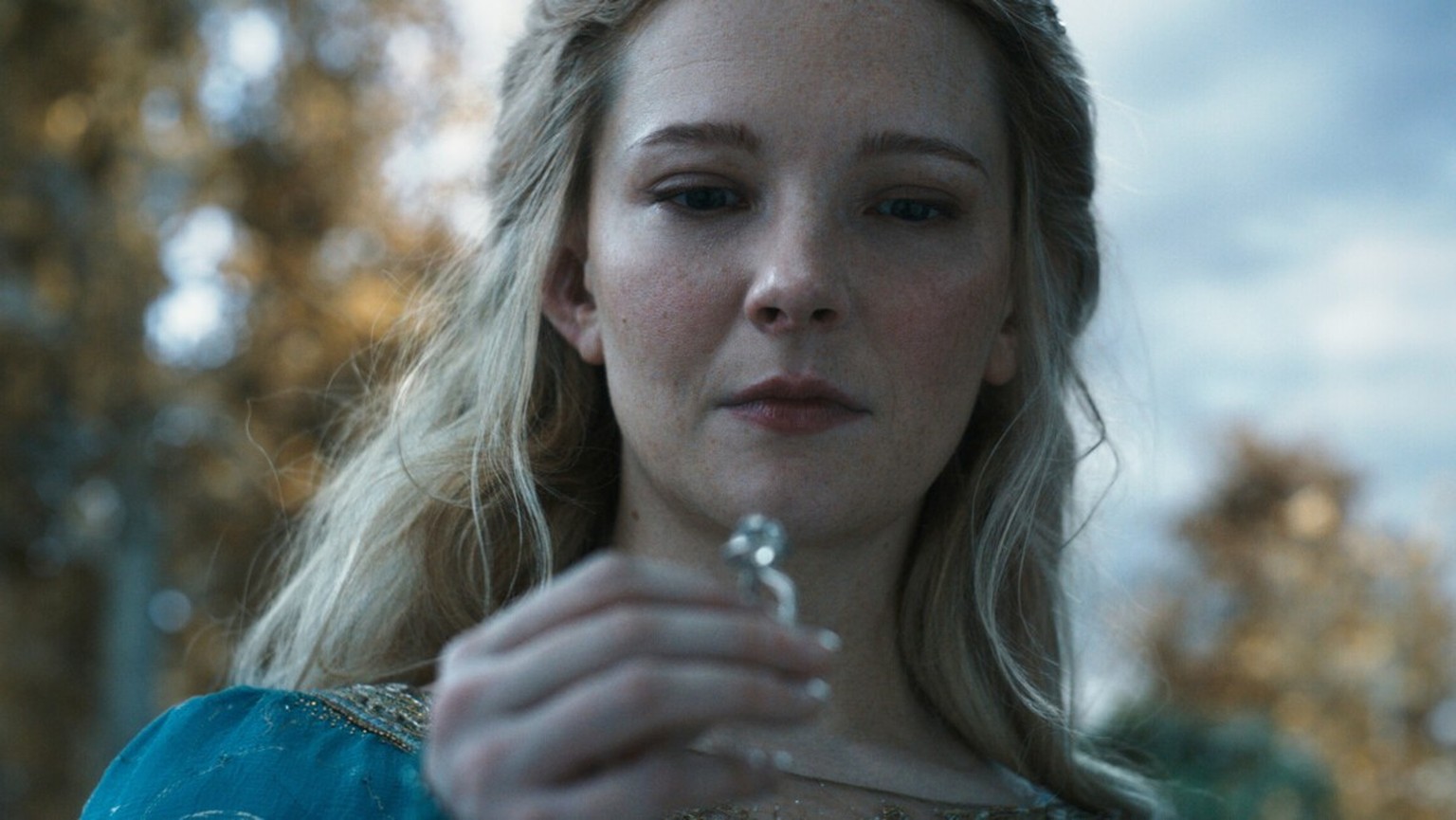 Galadriel (Morfydd Clark), séduite par l&#039;un des trois Anneaux offerts aux Elfes.
