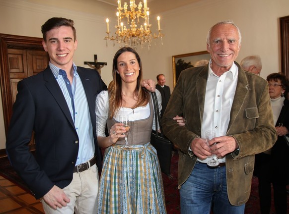 ABD0005_20221023 - SALZBURG - �STERREICH: ++ ARCHIVBILD ++ ZU APA0001 VOM 23.10.2022 - Red Bull-Mitgr�nder und Firmenchef Dietrich Mateschitz mit Marion Feichtner und Sohn Mark Gerhardter, aufgenommen ...