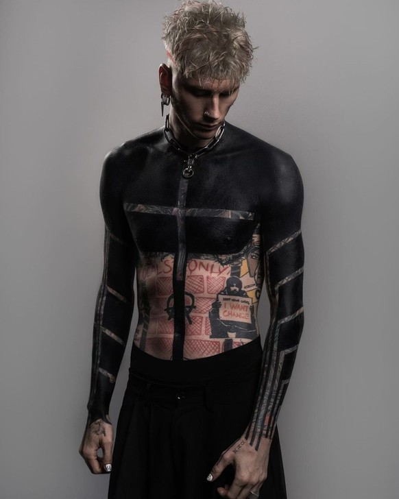 Des lignes sur les bras et en forme de croix laissent entrapercevoir ses anciens tatouages.