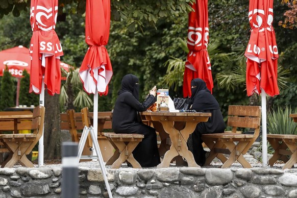 Des femmes arabes sur une terrasse à Interlaken à l'été 2016. En théorie, une scène comme celle-ci sera impossible à l'avenir. 