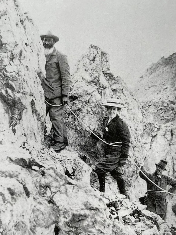 L’année de la première ascension du Piz Caral: à droite, le prince Albert, au centre son épouse Élisabeth, et à gauche leur guide Supersaxo.