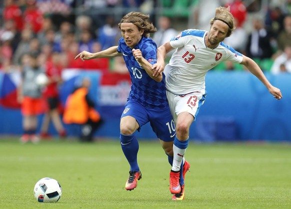 Jaroslav Plasil à la lutte avec Luka Modrid