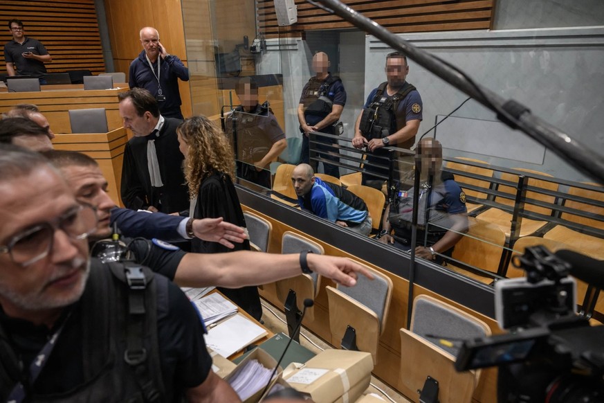 Cédric Jubillar, accusé d&#039;avoir causé la disparition de sa femme Delphine, est assis au banc des accusés dans la salle d&#039;audience du tribunal d&#039;assises du Tarn à Albi, dans le sud-ouest ...
