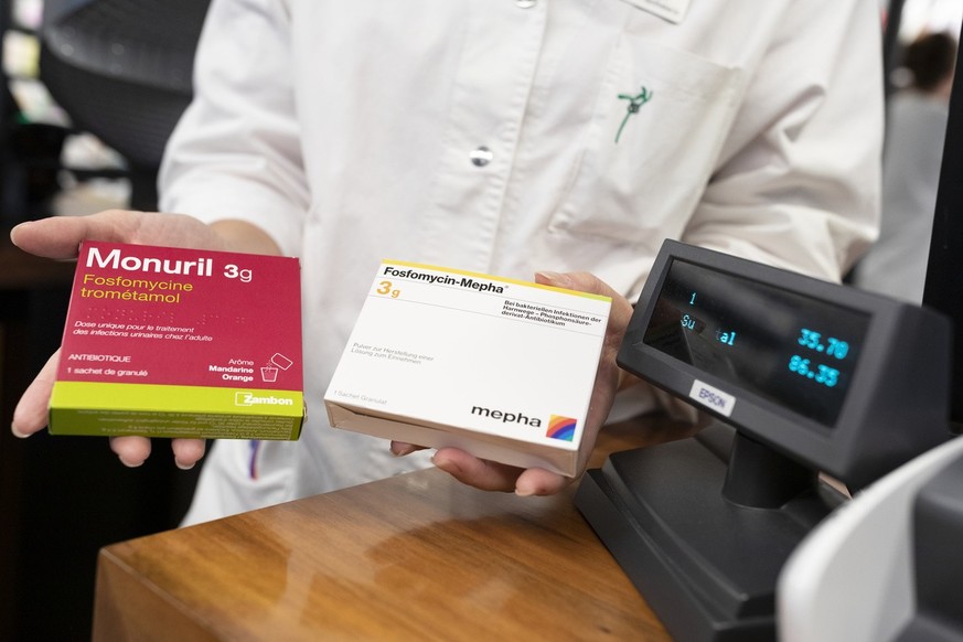 [Staged Picture, Gestellte Szene] A pharmacist explains and sells drugs to a customer at pharmacy Dr. Noyer in Bern, Switzerland, on November 7, 2018. (KEYSTONE/Gaetan Bally)