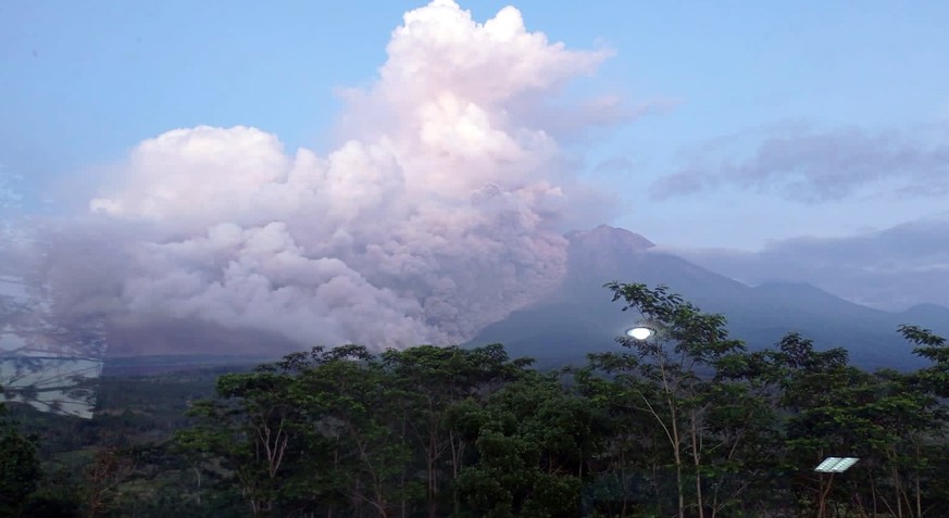 Le nuage de cendres a atteint 1,5 km dans l'atmosphère et provoqué des pluies de cendres.