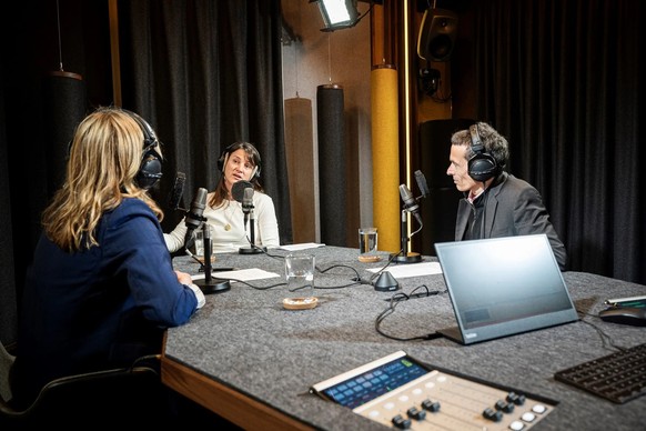 First Lady Tracy Jans (M.) im Gespräch Nicoletta Cimmino und Peter Hossli für deren Podcast.