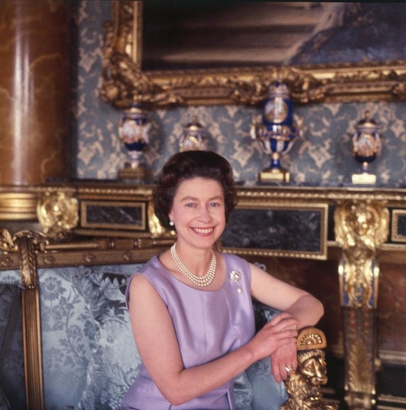 Sa Majesté, souriante, est âgée de 42 ans, en 1968.