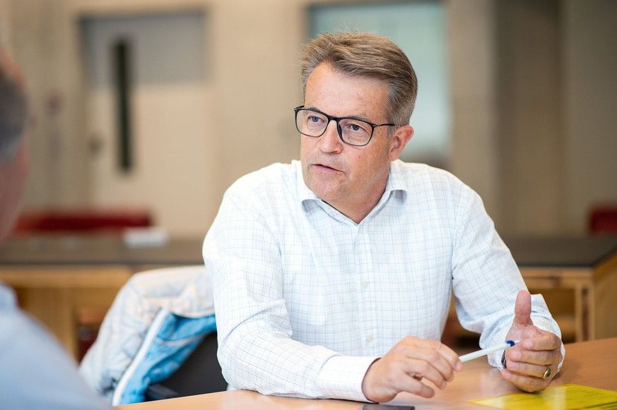 Gaudenz Bavier, président de l'Association de ski des Grisons jusqu'à l'été 2025, critique la gestion du Tribunal du sport suisse dans l'affaire impliquant son ex-coach.