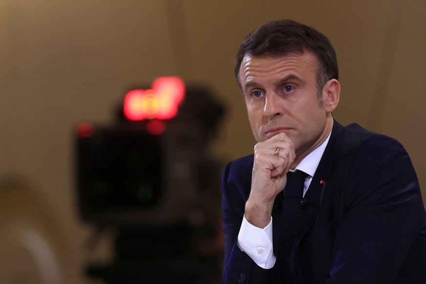 Emmanuel Macron écoute une question à l'occasion de sa première grande conférence de presse à une heure de grande écoute.