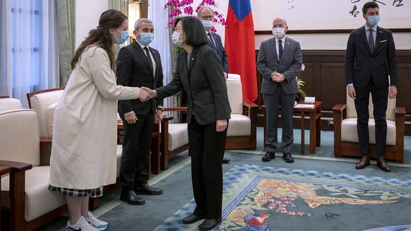La présidente taïwanaise Tsai Ing-wen serre la main de la conseillère nationale Leonore Porchet.