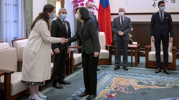 Sur cette photo publiée par le bureau présidentiel de Taïwan, la présidente taïwanaise Tsai Ing-wen serre la main de Leonore Porchet.